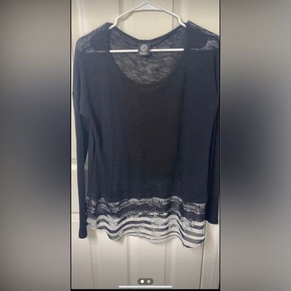 Women’s size medium layered look top‎ - Picture 1 of 2